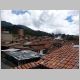 22. een kijkje over de daken van Bogota van op het kleine dakterras van ons hotel.JPG